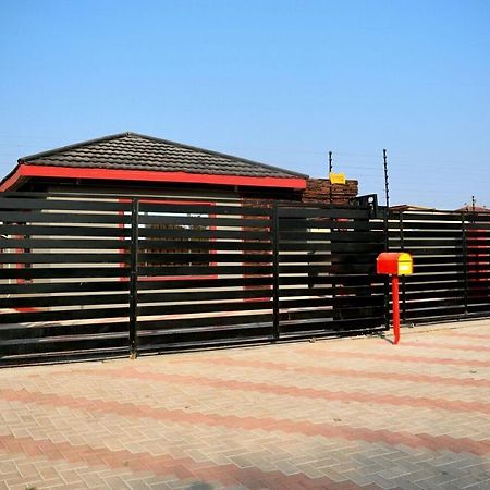 Mathlyn Guesthouse Gaborone Exteriör bild