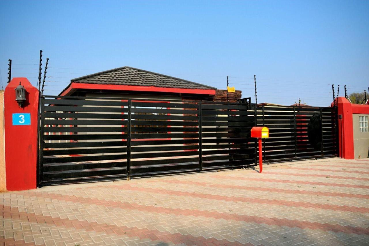 Mathlyn Guesthouse Gaborone Exteriör bild