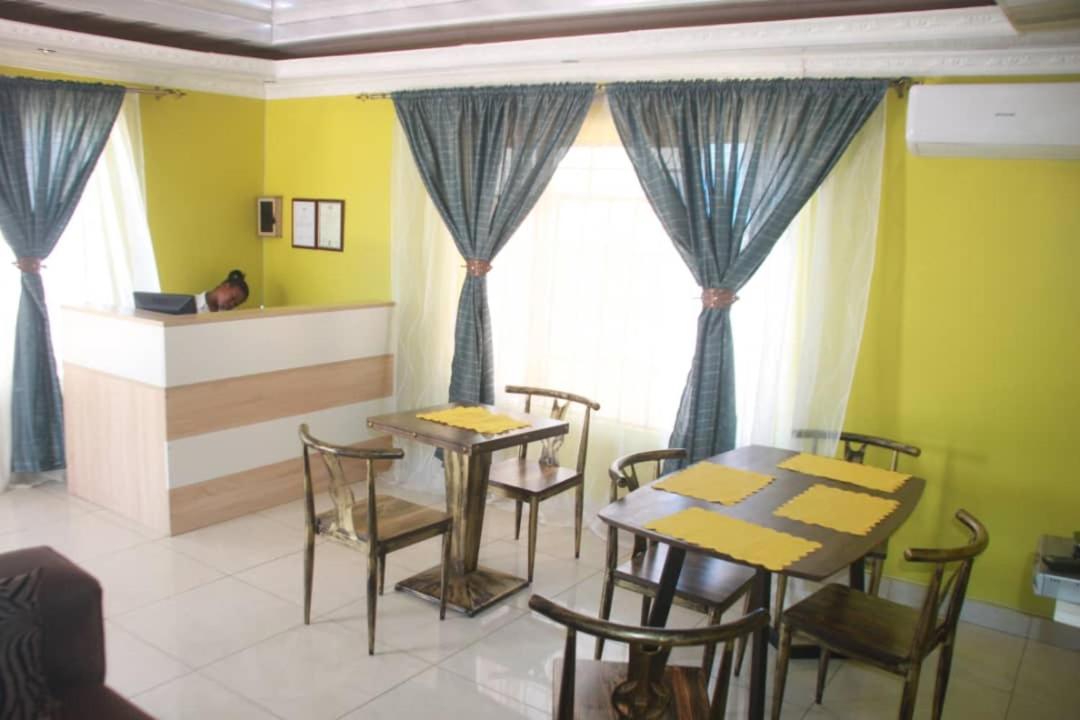 Mathlyn Guesthouse Gaborone Exteriör bild