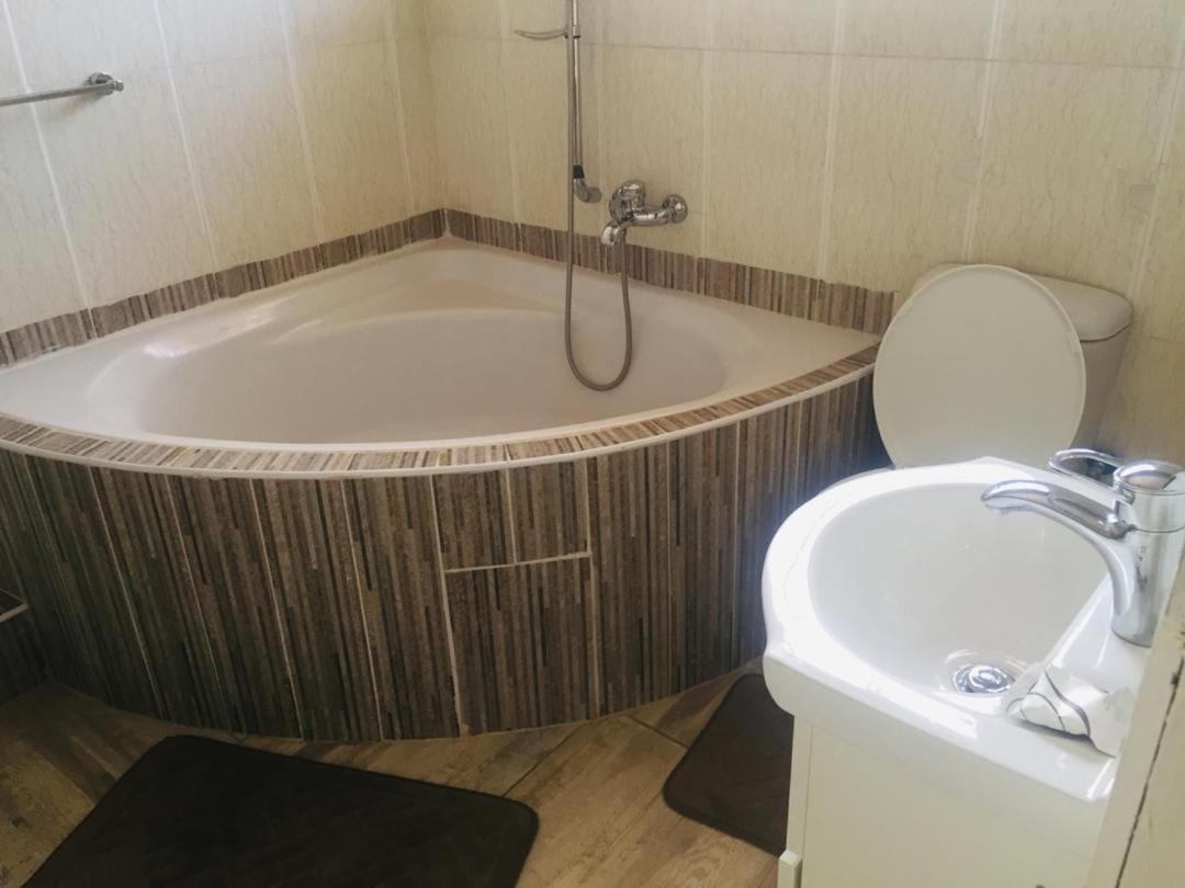 Mathlyn Guesthouse Gaborone Exteriör bild