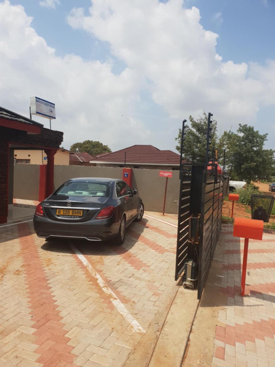 Mathlyn Guesthouse Gaborone Exteriör bild