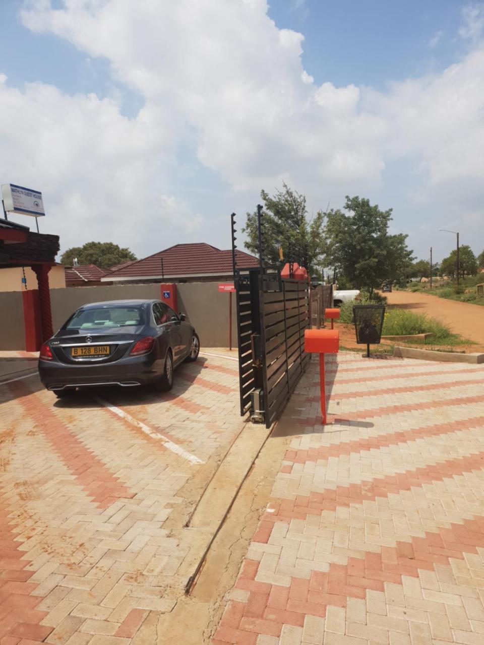 Mathlyn Guesthouse Gaborone Exteriör bild